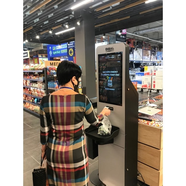Весовой интерактивный киоск в магазине Dibal SmartQ